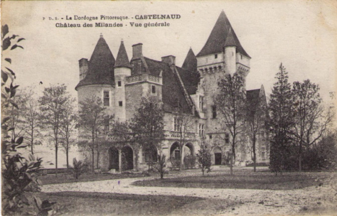 « Le château vers 1898 : une première transformation a eu lieu depuis son abandon. La galerie d’arcades a disparu » - ©Archives