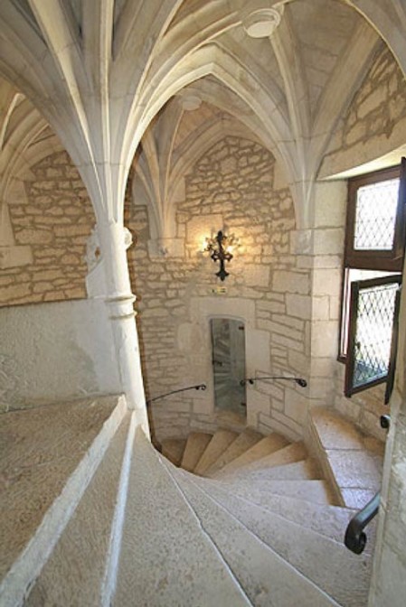 Escalier à vis et éléments porteurs caractéristique du style gothic - ©ChâteaudesMilandes