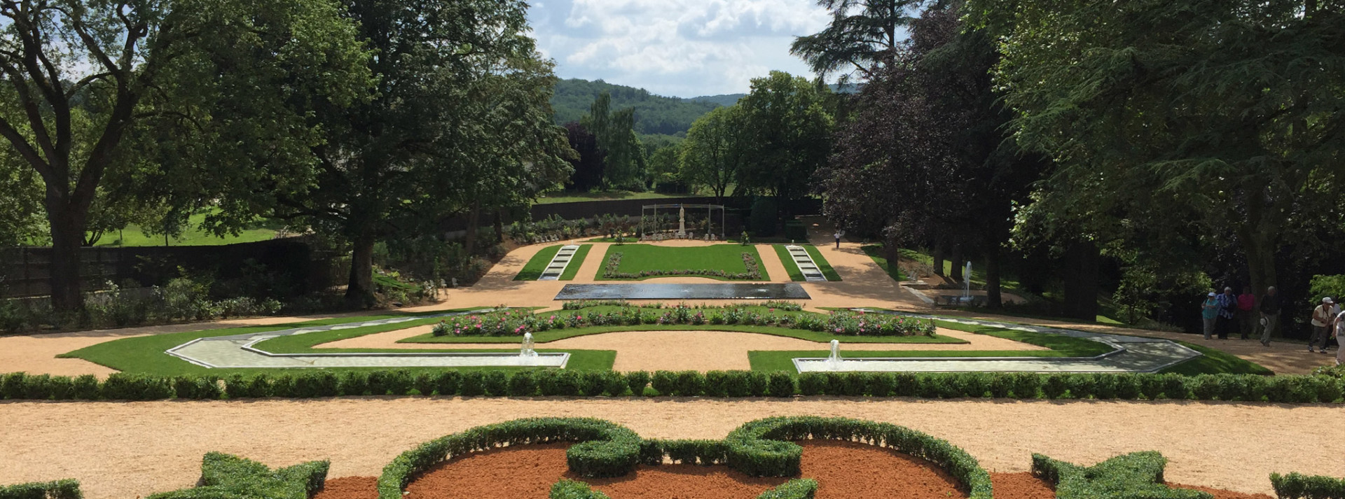 Afin de donner plus de relief, des buis ont été plantés pour former un ensemble cohérent sur les différentes terrasses. Les derniers travaux majeurs sont la réalisation d’un magnifique parterre de fleurs entourant une fontaine - ©ChâteaudesMilandes