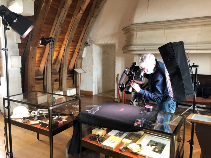 L'équipe tourne dans la salle de la Résistance - ©ChâteaudesMilandes