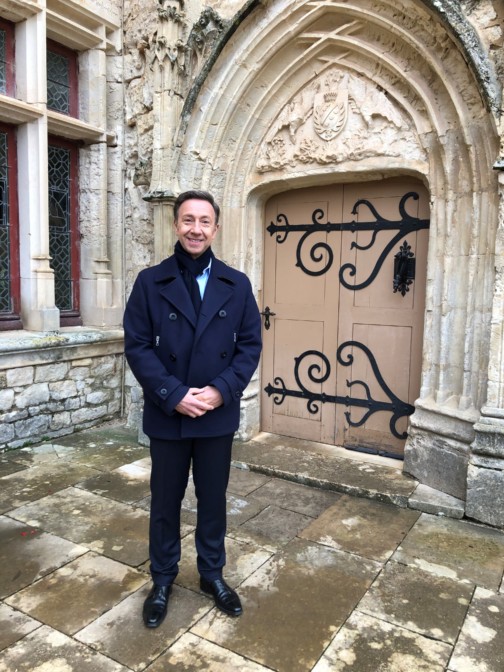 Stéphane Bern devant la porte du Château
