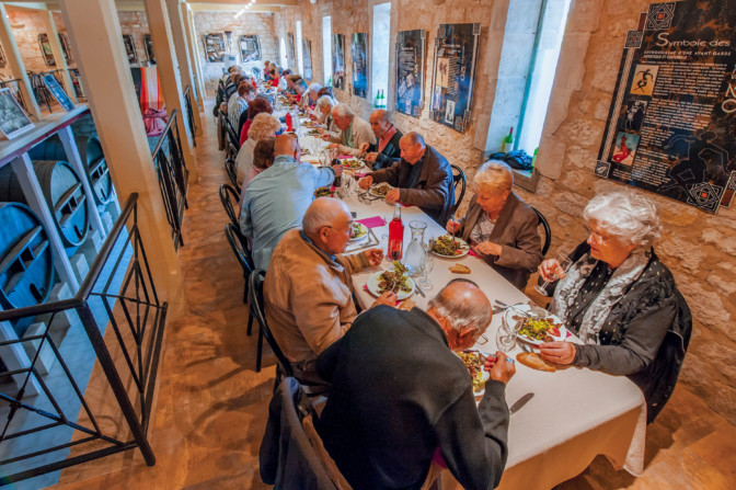 Nos groupes dans le chai ! - ©ChâteaudesMilandes