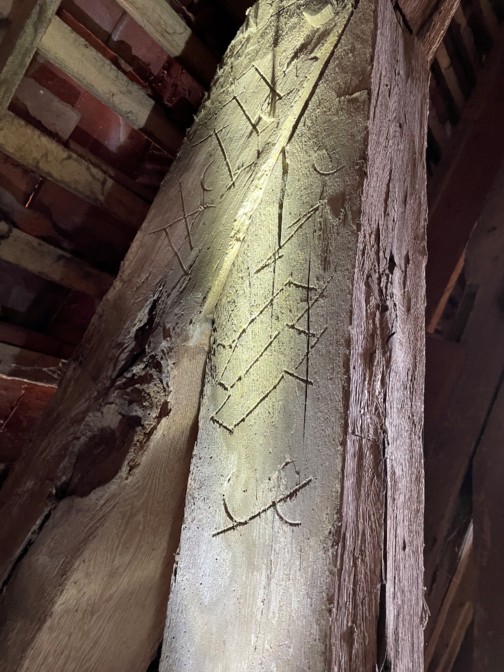 Inscriptions découvertes sur les bois de charpente de la chapelle