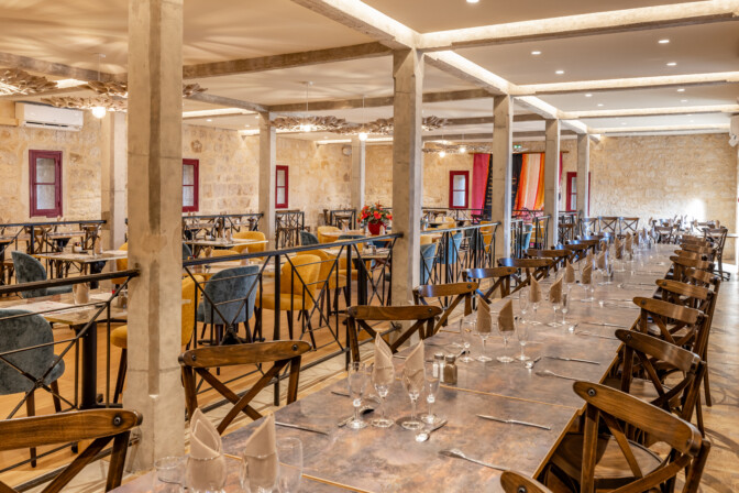 Notre salle dédiée aux groupes dans le chai ! - ©ChâteaudesMilandes