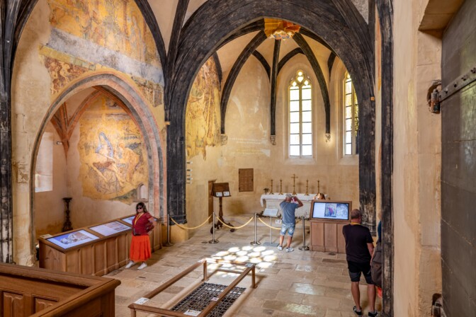 Vue générale de l'intérieur de la chapelle : la crypte et les peintures murales.