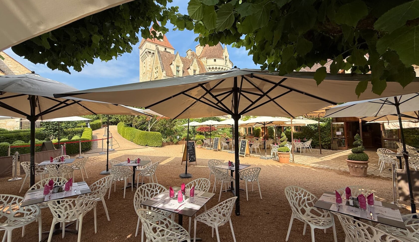 Terrasse de la brasserie du Château des Milandes